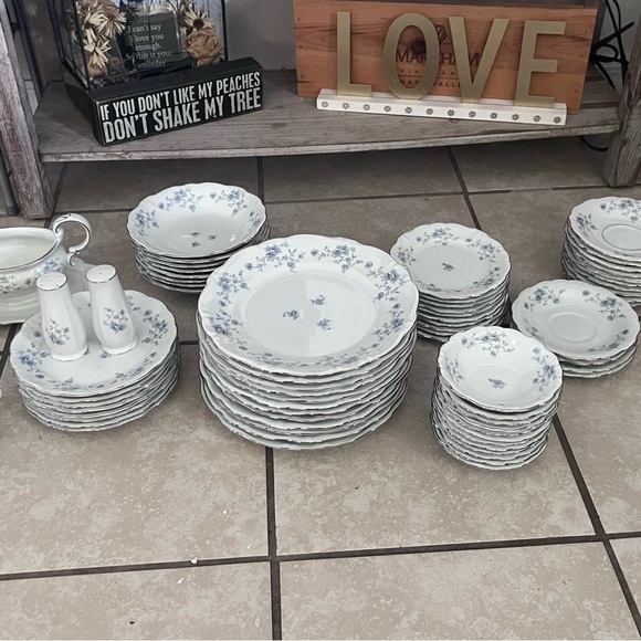 Elegant Floral Dinnerware Set - Picture 3 of 8